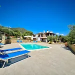 Paradise With Pool 아파트